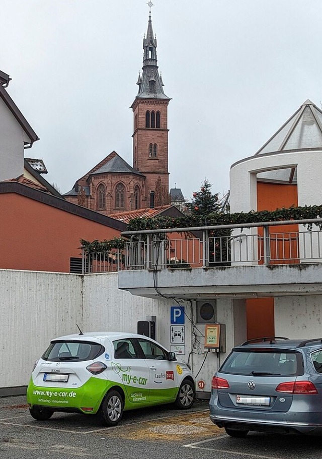 Das Carsharing-E-Auto am bisherigen St...im Hintergrund die Heilig-Geist-Kirche  | Foto: Julia Becker