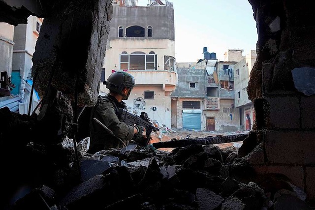 Ein israelischer Soldat in einem zerstrten Gebude im Gazastreifen  | Foto: - (dpa)