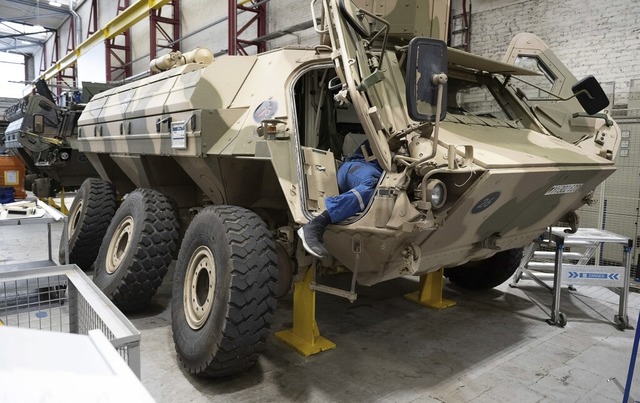 Ein Mitarbeiter von Rheinmetall arbeit... Kassel an einem Panzer vom Typ Fuchs.  | Foto: Swen Pfrtner (dpa)