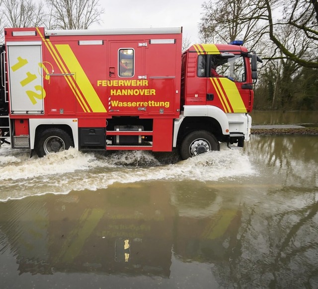 Ein Fahrzeug der Feuerwehr auf einer berfluteten Strae bei Hannover.  | Foto: Julian Stratenschulte (dpa)