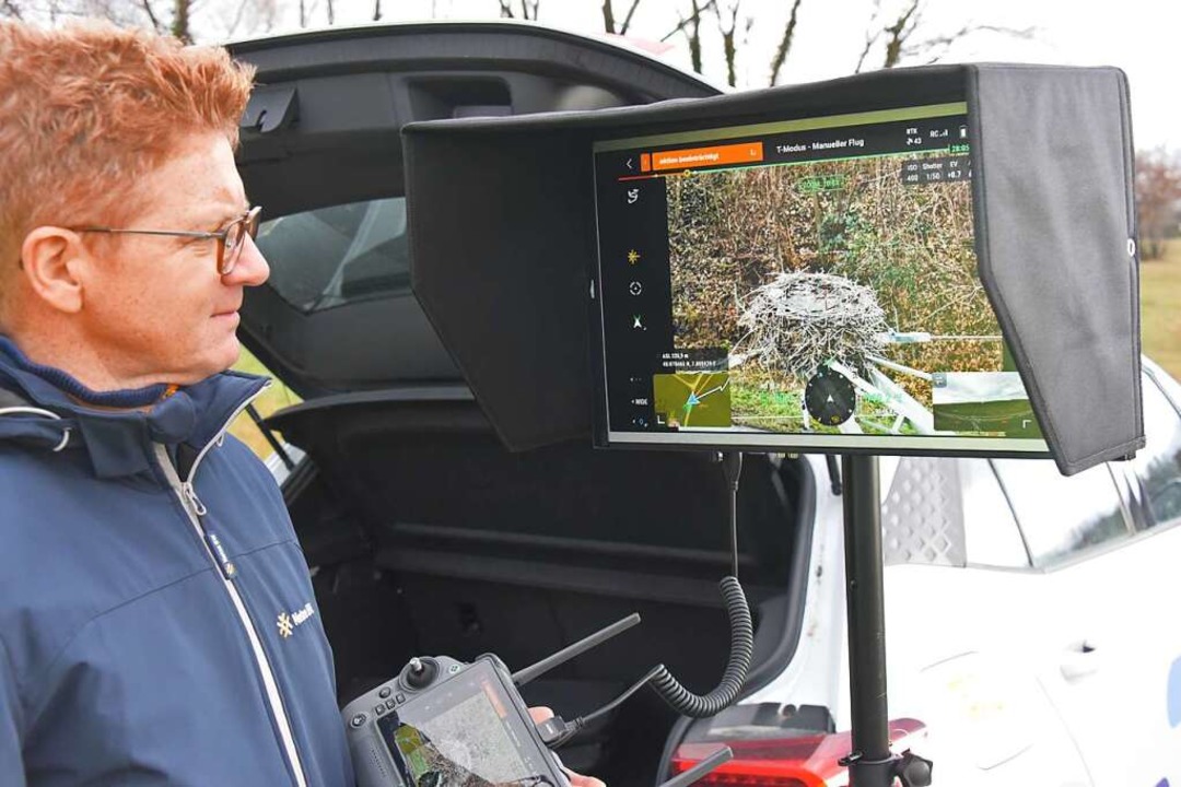 Jürgen Schol kontrolliert am Monitor das Kamerabild der Drohne.  | Foto: Benedikt Sommer