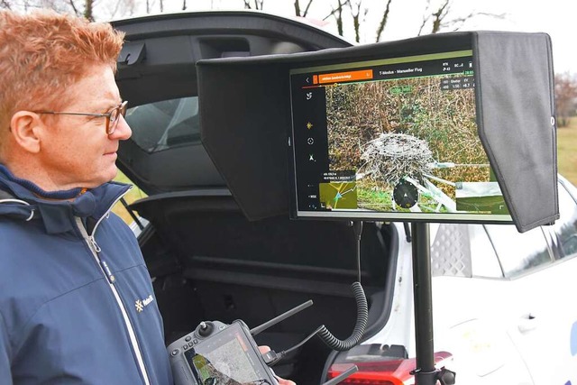 Jrgen Schol kontrolliert am Monitor das Kamerabild der Drohne.  | Foto: Benedikt Sommer