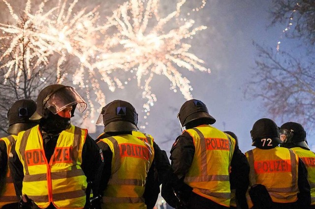 Viel Arbeit fr die Einsatzkrfte  | Foto: Clemens Heidrich (dpa)