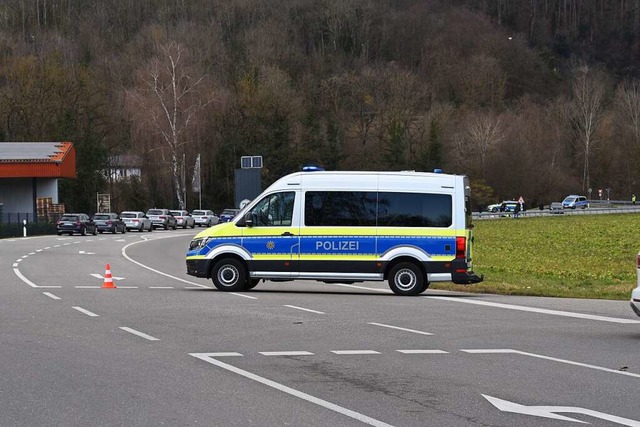 Einige Tage nach der Tat wurde die B3 ...errt, um den Ablauf zu rekonstruieren.  | Foto: Jonas Hirt