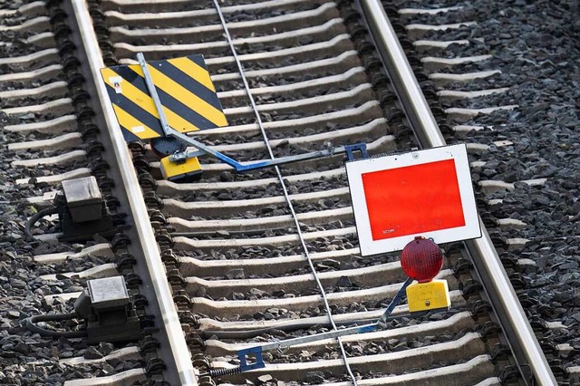 Ein rotes Schild sperrt ein Gleis der ...heim-Frankfurt am Bahnhof Lampertheim.  | Foto: Sebastian Gollnow (dpa)