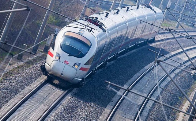 Mit Versptungen mssen die Bahnkunden auch in den kommenden Jahren rechnen.  | Foto: Julian Stratenschulte (dpa)