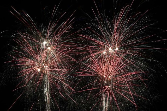 An Silvester wird der Himmel  ber Lah...er Bller und Raketen gezndet werden.  | Foto: Lars Penning (dpa)