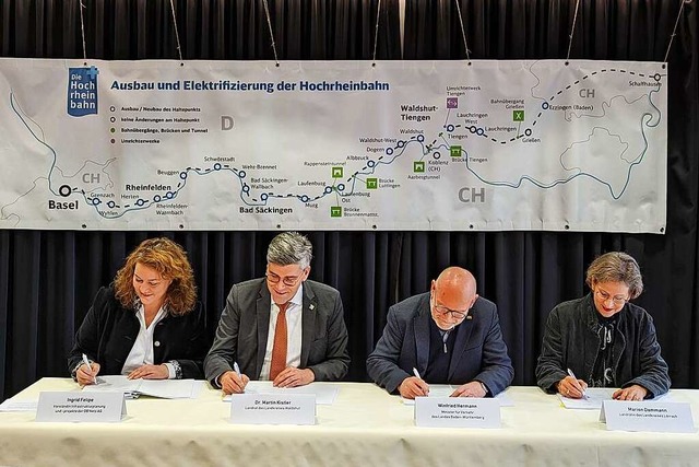 Elektrifizierung der Hochrheinbahn:Ing...eichnen die Finanzierungsvereinbarung.  | Foto: Julia Becker