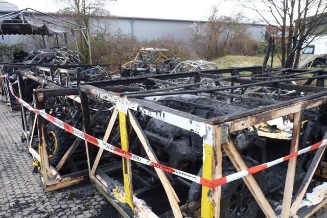 Elf Fahrzeuge werden in Breisach ein Opfer der Flammen