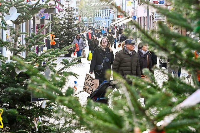 Einkaufen in der Weihnachtszeit in Lah...eschfte liefen dieses Jahr recht gut.  | Foto: Endrik Baublies