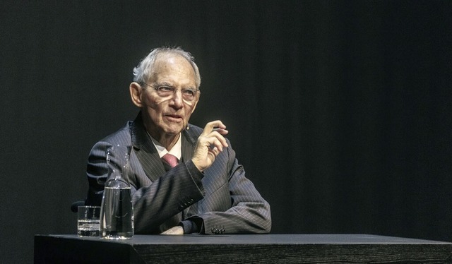 Wolfgang Schuble bei einem Podiumsgesprch  im Jahr 2022.   | Foto: Markus Scholz