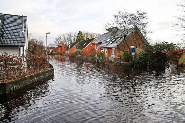 Wassermassen statt Sackgasse im niederschsischen Lilienthal  | Foto: Focke Strangmann (dpa)