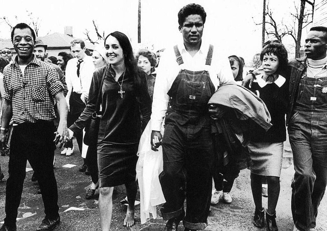 Hand in Hand fr mehr Brgerrechte: Jo...on Selma nach Montgomery im Mrz 1965.  | Foto: Matt Heron/Alamode Film
