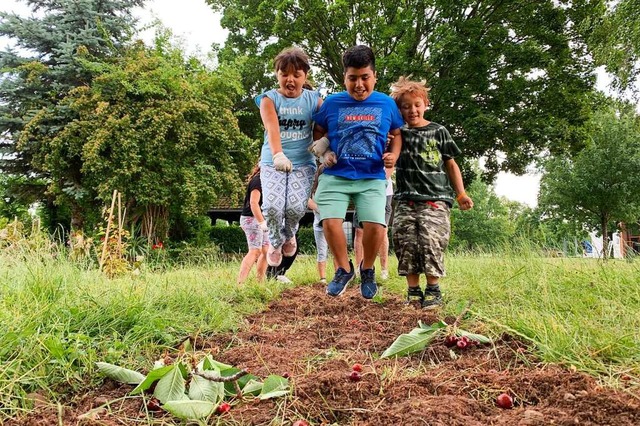 Whrend die Zukunft des Schlosses noch...Kinder in der Kunst des Gartenbaus an.  | Foto: Simone Hhl