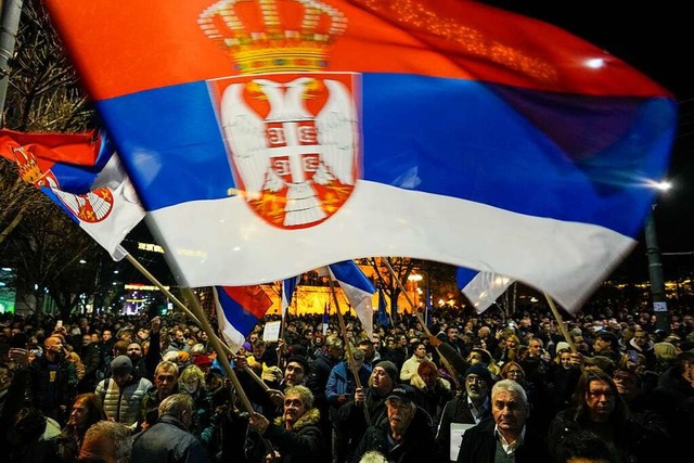 Die Proteste gegen die Wahl vor zwei Wochen halten in Belgrad an.  | Foto: Darko Vojinovic (dpa)