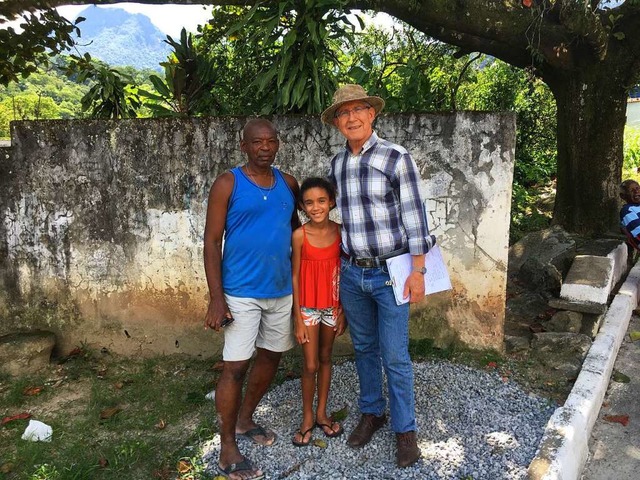 Wolfgang G. Mller im Jahr 2021 mit  J...estehenden Hauses der Fazenda Mandioca  | Foto: Privat