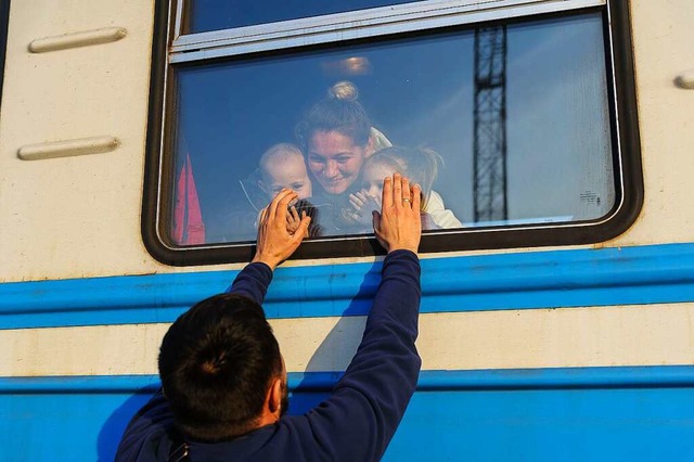 Mnner mssen in der Heimat zurckblei...nd die Ehefrau mit den Kindern flieht.  | Foto: Mykola Tys (dpa)