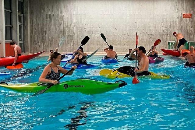 Was es mit Booten und Paddeln im Hallenbad der Ettenheimer Heimschule auf sich hat