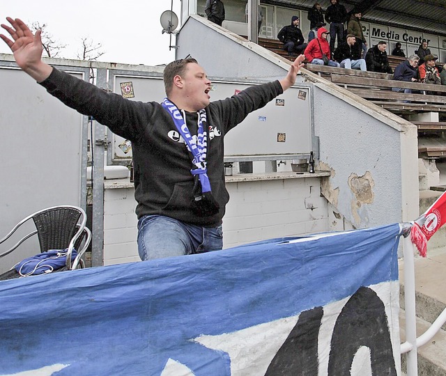 Lautstark ist Tommy bei den Spielen des SV Weil dabei.   | Foto: Florian Schmieder