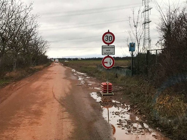 Desolater Zustand: Jetzt gilt Tempo 30...bot des Befahrens des Seitenstreifens.  | Foto: Jutta Schtz