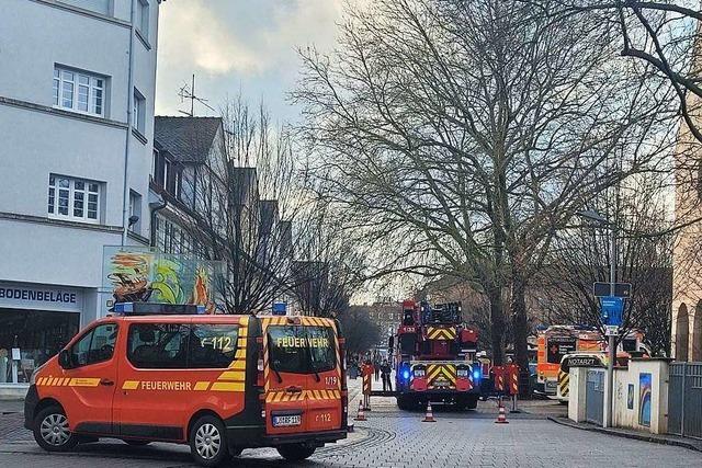 Drehleitereinsatz bei Rettung von Person in der Rheinfelder Innenstadt