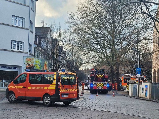 Eine Person musste aus einer Wohnung i...r der Christuskirche in Stellung ging.  | Foto: Elisabeth Lenz