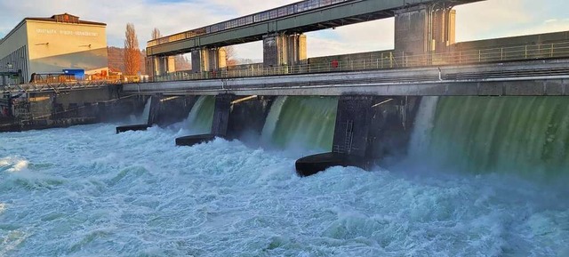 Das Kraftwerk Rhyburg-Schwrstadt hat ...Wasser pro Sekunde ableiten zu knnen.  | Foto: Heinz und Monika Vollmar