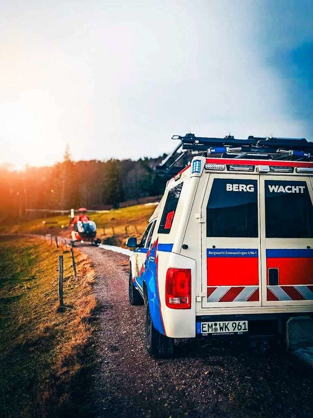 Rettungsheli und Bergwacht-Fahrzeug tr...r Nhe der Gummenhtte auf dem Kandel.  | Foto: Bergwacht Waldkirch