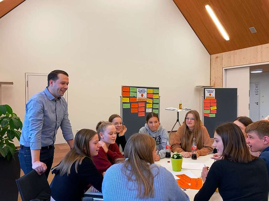 Der Schwanauer Brgermeister Marco Gutmann beim Jugendhearing im Januar in Ottenheim im Gesprch mit jungen Schwanauerinnen und Schwanauern.