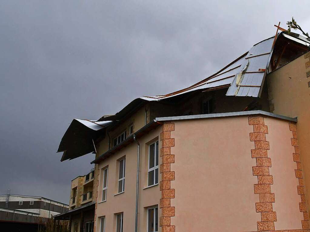 Ein heftiges Gewitter zog Ende Mrz ber die sdliche Ortenau und richtete in Schwanau-Allmannsweier einen groen Schaden an: Das Dach eines Hotels wurde durch eine starke Windbe abgedeckt. Die Feuerwehr Schwanau wurde zu der Schadensstelle in der Gewerbestrae alarmiert. Sie kontrollierte das beschdigte Dach und sperrte die Unglcksstelle ab. Es zeigte sich, dass das Flachdach samt Unterkonstruktion durch eine Windbe angehoben und in der Mitte umgeknickt worden war.