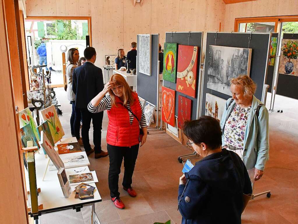 Im April hat der Schwanauer Knstlertreff wieder stattgefunden. Der Brgersaal Ottenheim wurde erneut zum Schaufenster fr rtliche Kunst.