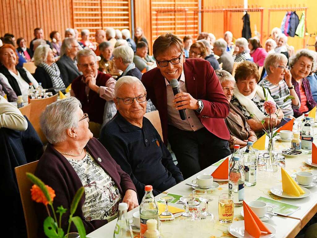 Hansy Vogt unterhlt die Besucherinnen und Besucher beim Tag der Begegnung in der Burkhard-Michael-Halle in Schwanau-Nonnenweier im Oktober. Zum ersten Schwanauer Seniorennachmittag seit der Corona-Pandemie kamen zahlreiche Gste, die bei Kaffee, Kuchen und Getrnken miteinander ins Gesprch kamen.<BZ-Autor_E>BZ</BZ-Autor_E>