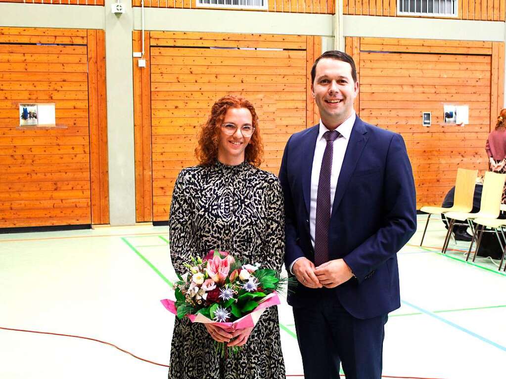 Rebecca Fischer, die neue Leiterin der Schwanauer Grundschule, wird im Dezember im Amt von Brgermeister Marco Gutmann begrt.