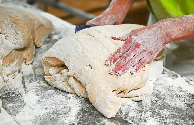 Teig fr Brot wird verarbeitet.  | Foto: Jens Kalaene