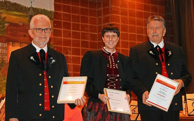 Robert Seidler (links), Christiane Sch... Mitgliedschaft im Musikverein geehrt.  | Foto: Dorothe Kuhlmann