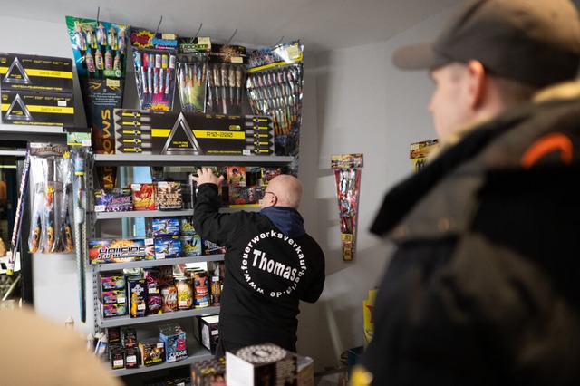 In Frankreich verboten, in Deutschland...k für die Silvesternacht. (Symbolbild) | Foto: Sebastian Gollnow (dpa) In Frankreich verboten, in Deutschland...k für die Silvesternacht. (Symbolbild) | Foto: Sebastian Gollnow (dpa)