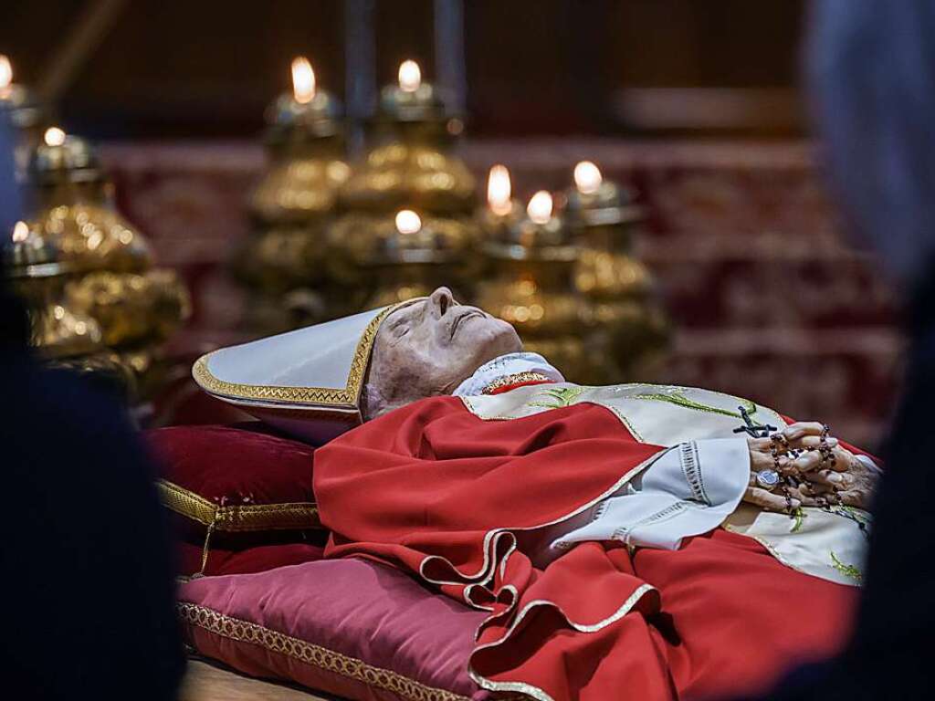 2. Januar: Der Leichnam des verstorbenen Papst Benedikt XVI. ist im Petersdom ffentlich aufgebahrt. Hunderttausende verabschieden sich in den kommenden Tagen von dem emeritierten Kirchenoberhaupt. Benedikt XVI. starb im Alter von 95 Jahren.