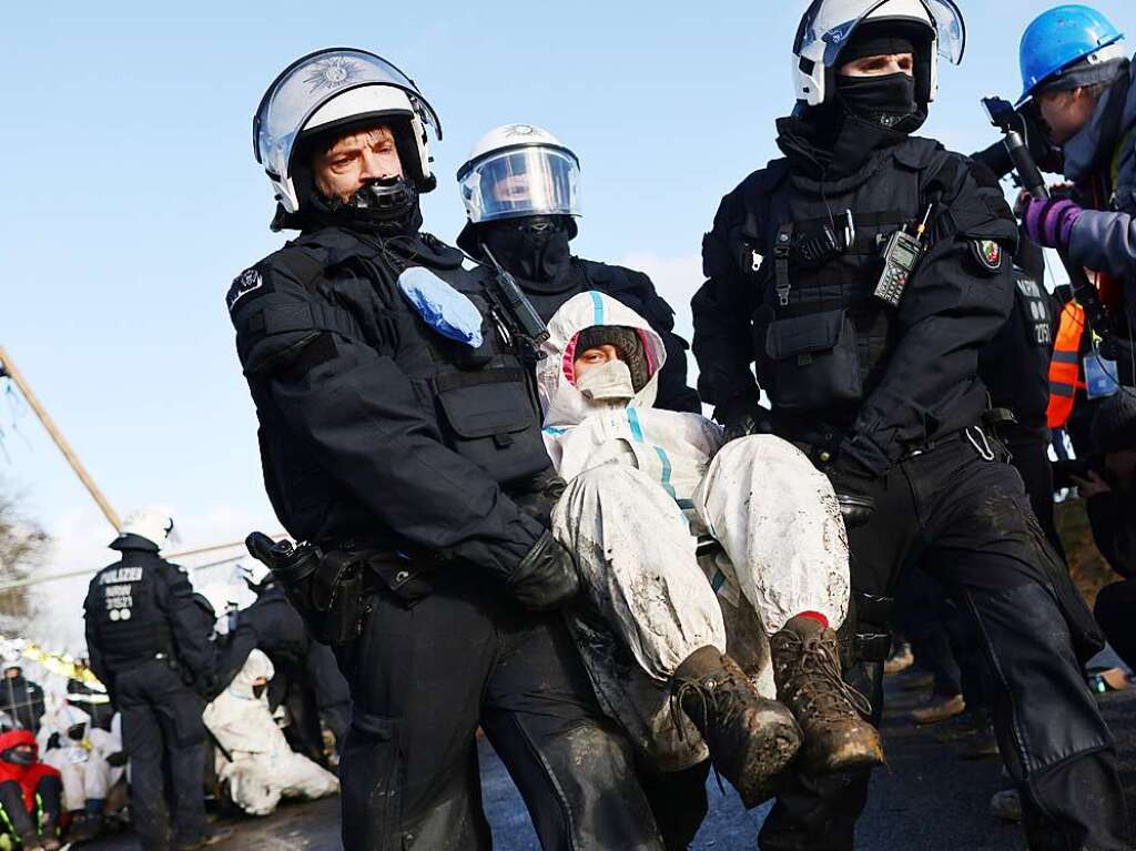 11. Januar: Mehrere Hundertschaften der Polizei rumen die Siedlung Ltzerath. Den verlassenen Ort besetzen Demonstranten, um gegen teilweise stattgefundene Zwangsenteignung,  Abriss und den Braunkohleabbau durch RWE auf dem Gebiet zu demonstrieren. Viele Umweltbndnisse und Wissenschaftler hatten sich mit der Demonstration solidarisiert.