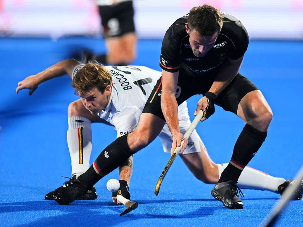 29. Januar: Die deutschen Hockey-Herren sind erstmals seit 17 Jahren wieder Weltmeister.  Das Team setzt sich im Finale im indischen Bhubaneswar gegen Titelverteidiger Belgien im Penaltyschieen durch. Im Bild: Deutschlands Justus Weigand (r) im Zweikampf.