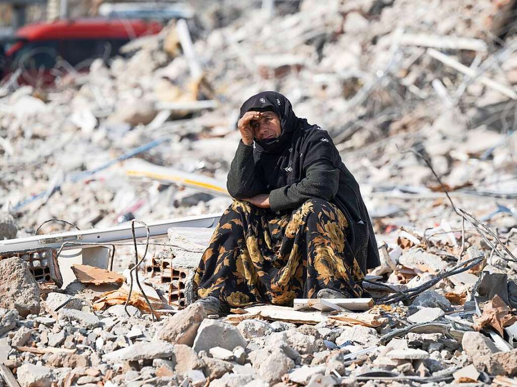 6. Februar:  Eine Frau sitzt in Antakya in der Trkei zwischen Trmmern und beobachtet die Bergung von Opfern. Ein schweres Erdbeben verwstet im trkisch-syrischen Grenzgebiet ganze Stadtteile. Mehr als 40.000 Menschen sterben.