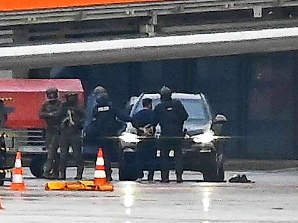 6. November. Ein bewaffneter 35-Jhriger fhrt mit seiner vierjhrigen Tochter als Geisel mit seinem Auto durch Absperrungen am Hamburger Flughafen  und wirft in der Nhe von Flugzeugen Brandstze. Nach mehreren Stunden kann er festgenommen werden (im Bild). In den Medien wird ber die Sicherheit von deutschen Flughfen diskutiert.