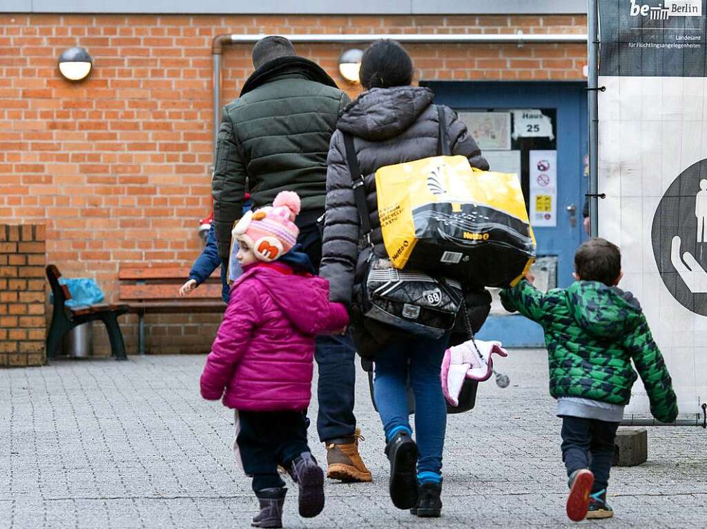 7. November: Bund und Lnder einigen sich auf eine Verschrfung der Migrationspolitik – vor allem bei Abschiebungen soll mehr Hrte gezeigt werden. Im Bild: eine geflchtete Familie in einer Erstaufnahmeeinrichtung.