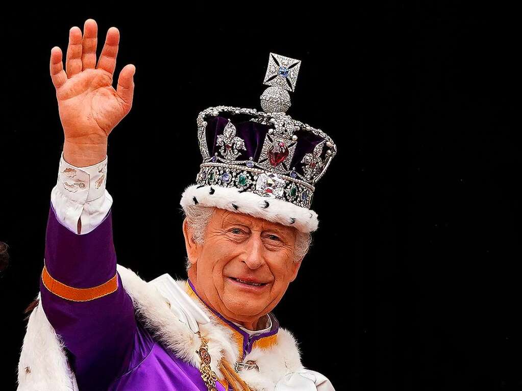 6. Mai: Charles III. wird rund acht Monate nach seiner Thronbesteigung zum britischen Knig gekrnt. Der Erzbischof von Canterbury setzt dem 74 Jahre alten Monarchen  bei einer Zeremonie in der Londoner Westminster Abbey die Edwardskrone auf den Kopf.