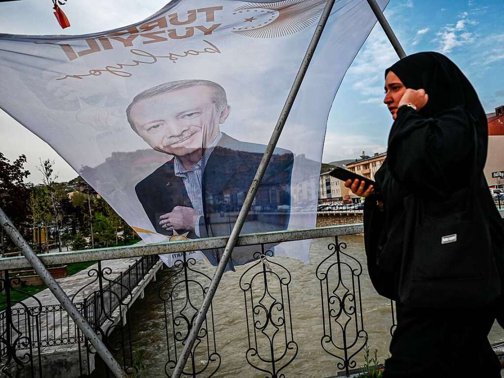 14. Mai: In der trkischen Stadt Bayburt luft eine Frau an einem Wahlplakat von Recep Tayyip Erdogan vorbei. Er verfehlt bei der Wahl am 14. Mai die absolute Mehrheit. Zwei Wochen spter gewinnt er jedoch die Stichwahl gegen seinen sozialdemokratischen Herausforderer Kemal Kilicdaroglu.