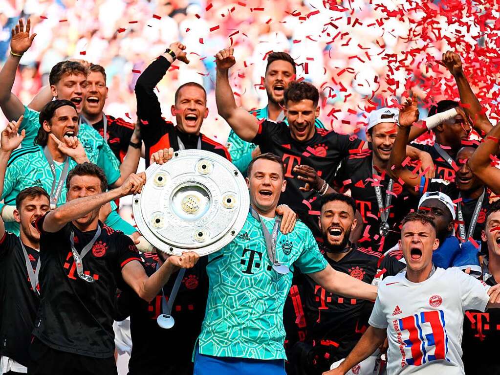 27. Mai: Der FC Bayern entreit in einem dramatischen Spiel Borussia Dortmund den deutschen Meistertitel. In der letzten Minute schiet Jamal Musiala das 2:1 gegen den 1. FC Kln, whrend die Dortmunder mit einem 2:2 gegen Mainz auf dem zweiten Tabellenplatz bleiben. Es ist der 33. Meistertitel fr Bayern Mnchen.