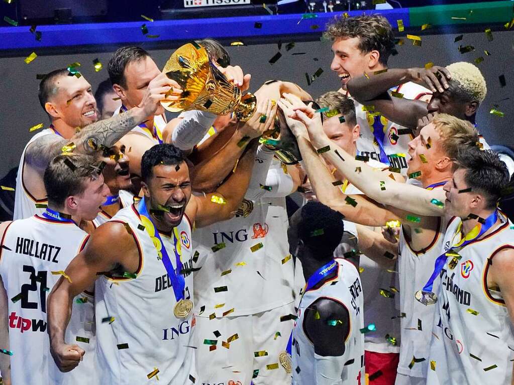 10. September: Zum ersten Mal in ihrer Geschichte ist das deutsche Basketballteam Weltmeister. Im Foto: Das deutsche Team jubelt mit der Trophe ber den Sieg im Finale gegen Serbien.