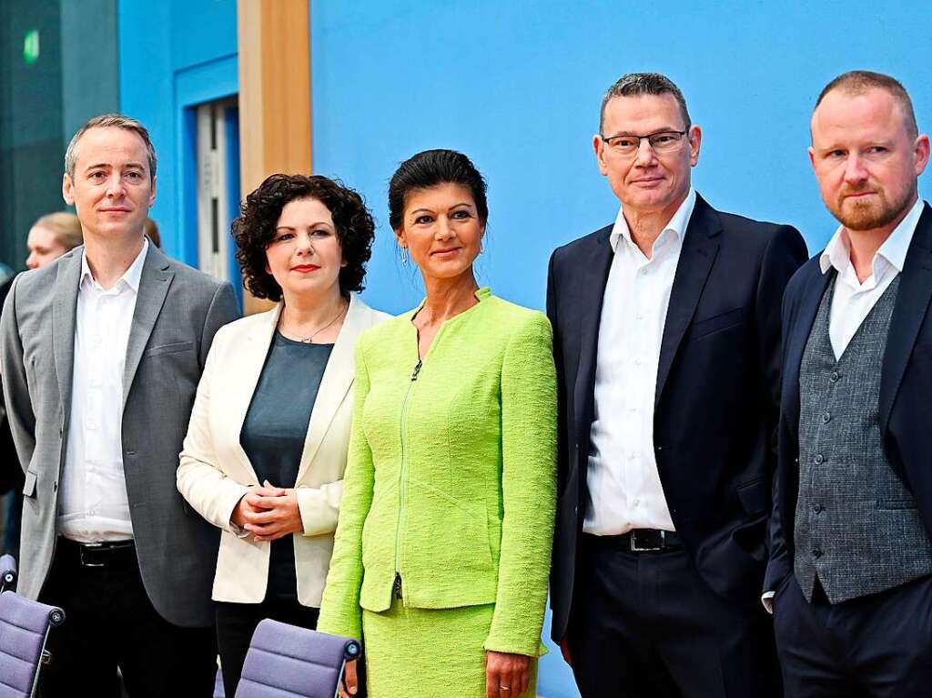 23. Oktober: Sahra Wagenknecht stellt ihren Verein "Bndnis Sahra Wagenknecht" vor – und kndigt die Grndung einer neuen Partei an. Am 6. Dezember lst sich daraufhin die Linksfraktion im Bundestag auf.