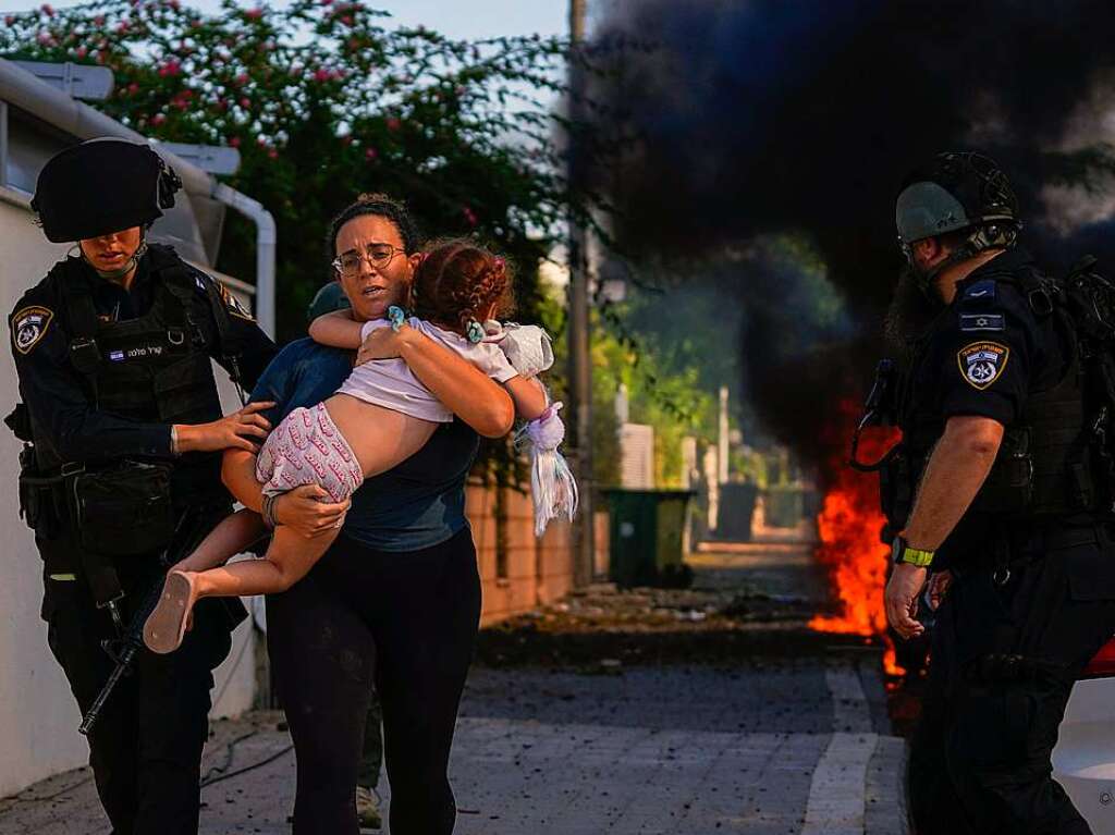 7. Oktober: Die Terrororganisation Hamas berfllt Israel mit Bodentruppen und einem massiven Raketenangriff vom Gazastreifen aus. Mehr als 1.200 Menschen kommen ums Leben – es finden Massaker unter Zivilisten statt. Im Bild flieht eine Mutter mit ihrem Kind in Ashkelon von einem Platz, der von einer Rakete getroffen wurde. Der Krieg im Nahen Osten beginnt.