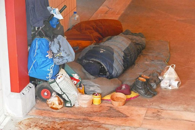 Ein Obdachloser hat sich einen Schlafp... Unterfhrung in Lrrach eingerichtet.  | Foto: Peter Gerigk