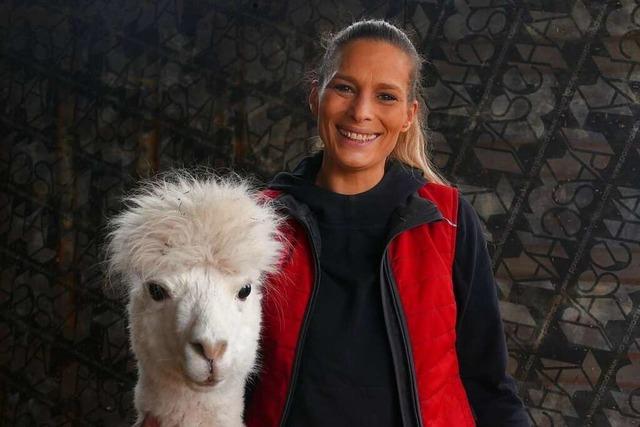 Eine Frau aus Friesenheim bietet Wanderungen mit Alpakas an